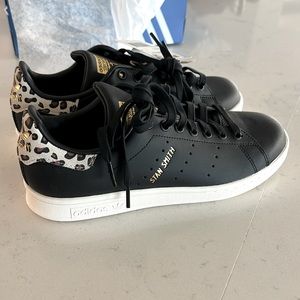 Stan Smith Adidas NWT black/gold/animal print